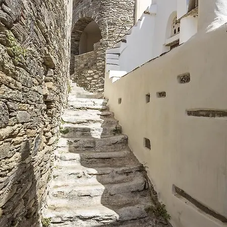 Crossroads Traditional Tripótamos