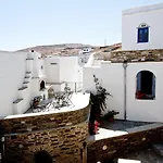 Crossroads Traditional Tripótamos